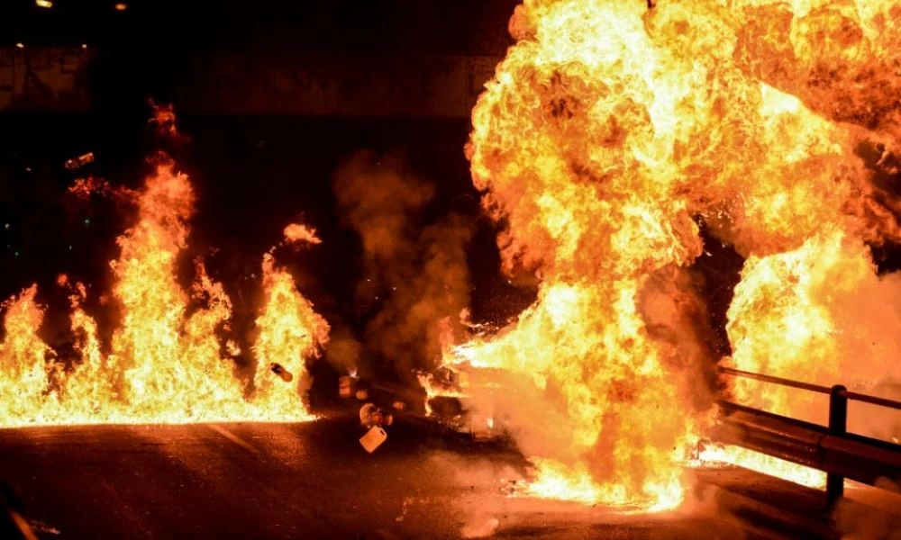 Επίθεση με μολότοφ στο πάρκινγκ της Τροχαίας Αττικής